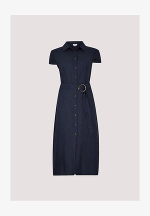 Vestido de camisa de lino azul marino con collar, mangas cortas, botones frontales, cintura ceñida con un cinturón y hebilla redonda, y un dobladillo hasta la rodilla.