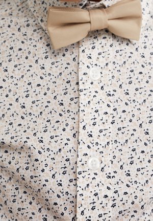 Camicia a maniche corte con un motivo floreale beige, nero e marrone chiaro. Presenta un colletto a punta e un papillon in satin beige.