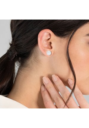 Orecchini a bottone tondi in tonalità argento con una finitura liscia e lucida, posti su uno sfondo neutro. Il design minimalista mette in risalto l'eleganza.