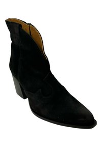Botín negro de ante hasta el tobillo con punta afilada, costuras decorativas y un tacón bloque de 6.5 cm. Cuenta con cierre con cremallera y un acabado texturizado.