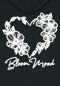 Črna kapuca z belim cvetličnim srcem in listjem ter napisom "Bloom Mood" v kurzivnem slogu pod grafiko.