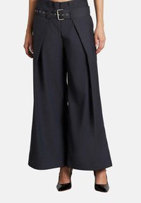 Pantalones de pierna ancha en tejido gris oscuro que presentan una cintura alta, un cinturón grueso con hebilla cuadrada y pliegues delanteros para dar forma adicional.