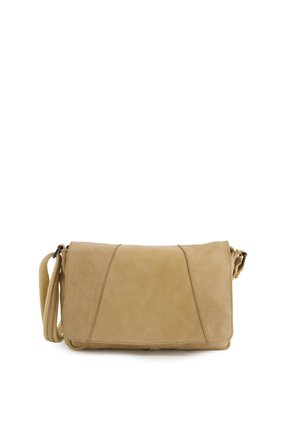 Lysebrun rektangulær læder crossbody taske med klaplukning og justerbar vævet rem mod hvid baggrund.
