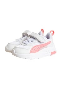 Sneakers bianche con accenti rosa, dotate di una parte superiore in pelle testurizzata, pannelli in mesh e una cinghia in velcro per una vestibilità sicura.
