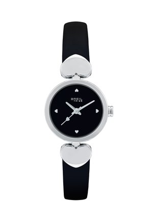 Montre ronde noire avec ferrures argentées, accents en forme de cœur sur le bracelet et le boîtier, avec de petits marqueurs en forme de cœur sur un cadran minimaliste.