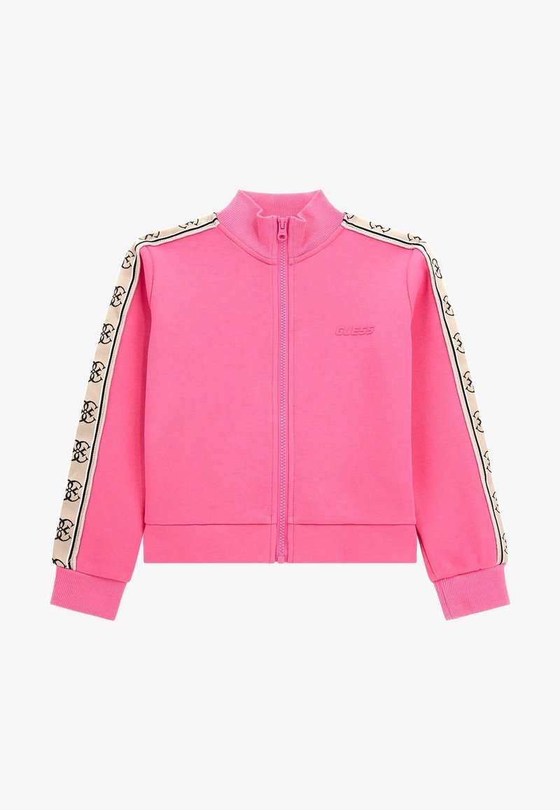 Veste zippée rose avec des rayures beiges et noires à motifs sur les manches et le logo "GUESS" embossé sur la poitrine.