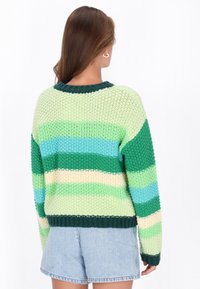 Sweter dziany z poziomymi paskami w odcieniach zieleni, niebieskiego i kremowego. Ma okrągły dekolt oraz ściągacze na mankietach i u dołu.