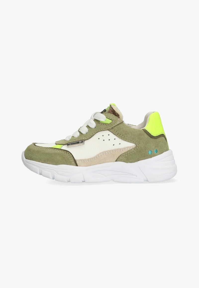 Baskets vertes et blanches en suède et cuir, avec une semelle chunky blanche, des accents néon et des détails perforés. Design à lacets.