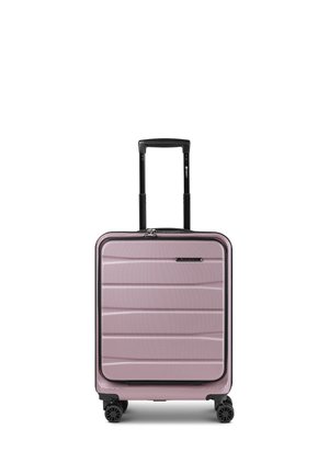 Compacte roze harde koffer met vier zwarte zwenkwielen en een uitgeschoven zwarte telescopische handgreep op een witte achtergrond.