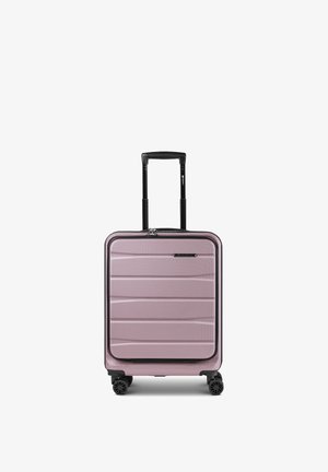 Compacte roze harde koffer met vier zwarte zwenkwielen en een uitgeschoven zwarte telescopische handgreep op een witte achtergrond.