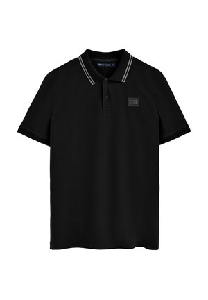 Schwarzes Polohemd mit geripptem Kragen mit grauen Streifen, kurzen Ärmeln und einem kleinen quadratischen Logo-Patch auf der Brust.