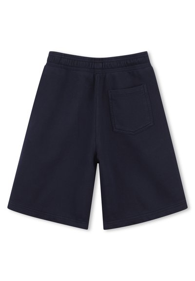 Short bleu marine longueur genou avec une ceinture élastique et une seule poche arrière côté droit.