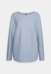 Pull bleu clair à manches longues en tissu tricoté doux, avec un large col bateau et une coupe décontractée avec un ourlet légèrement arrondi.