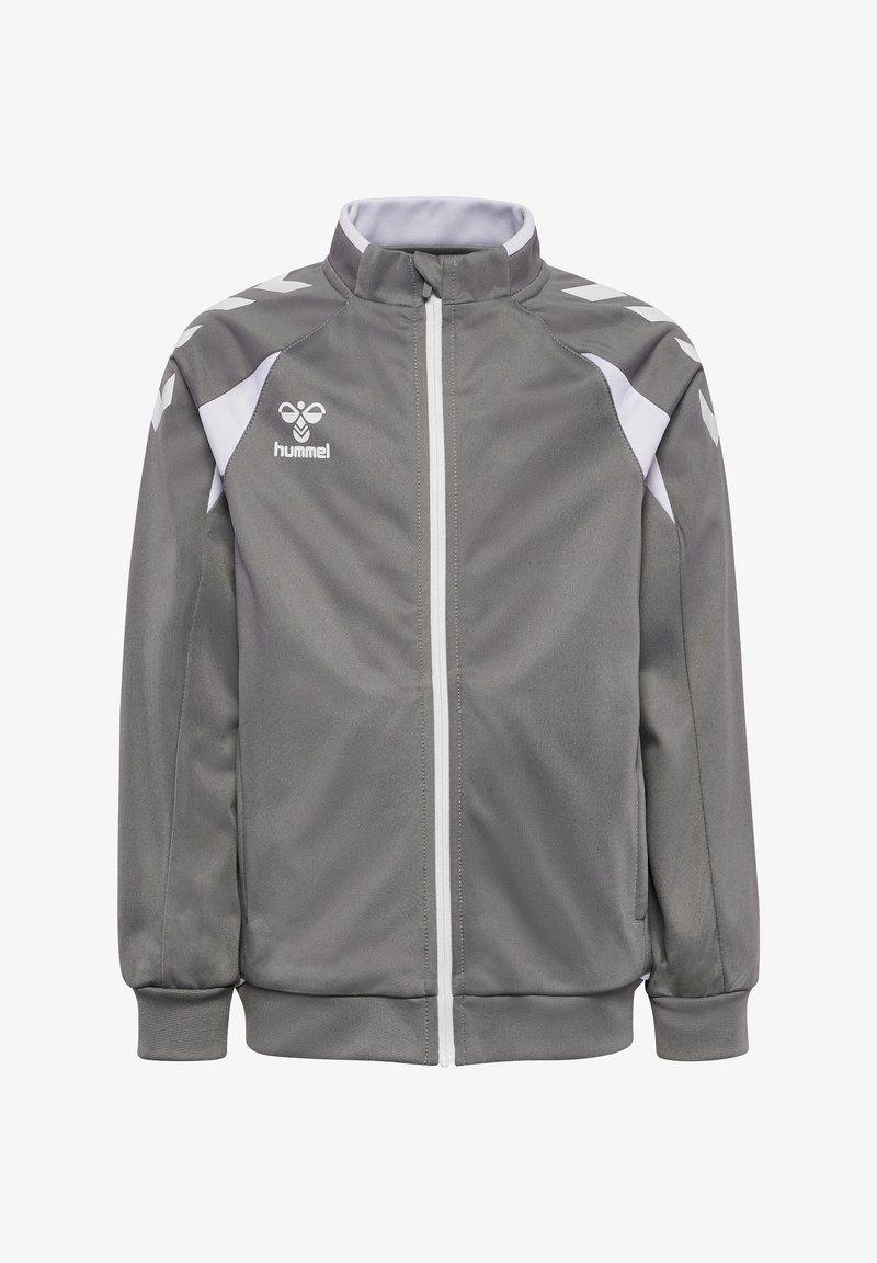Veste de sport grise zippée avec des accents blancs sur les épaules, une fermeture éclair blanche, des poignets côtelés et le logo hummel sur le côté gauche de la poitrine.