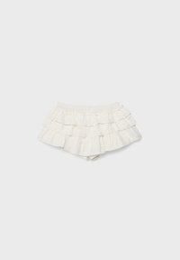 Hvide shorts med flæser, elastisk taljebånd og lagdelt stofdesign, vist på neutral baggrund.