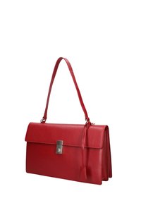 Borsa a mano in pelle rossa con forma strutturata, caratterizzata da una chiusura a patta e un dettaglio in metallo argentato. Include un manico lungo e sottile.