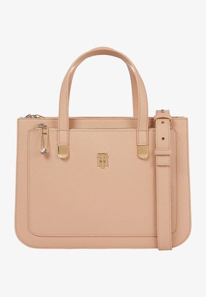 Růžová kožená kabelka s texturovaným povrchem, dvojitými horními rukojeťmi, odnímatelným ramenním popruhem, zlatým kováním a logem na přední straně.