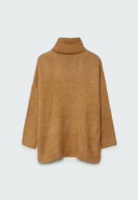 Pull à col roulé marron, en tissu doux, avec une coupe ample, des poignets et un ourlet côtelés, un col montant et des épaules tombantes.