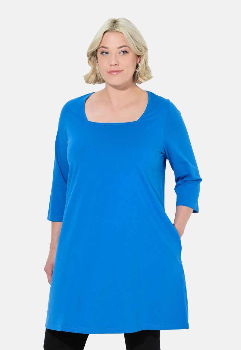 Blå, knälång tunikaklänning i mjukt tyg, med en fyrkantig halsringning och trekvartsärmar; minimalistisk design med fickor.