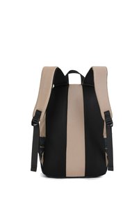 Zaino con parte superiore beige e pannelli in rete nera, spallacci imbottiti e maniglia superiore. Progettato con spallacci neri regolabili per il massimo comfort.