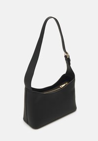 Sac à épaule en cuir noir avec une texture lisse, une forme arrondie et une fermeture éclair dorée. Bandoulière ajustable pour plus de polyvalence.