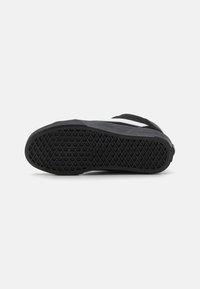 Suola di scarpa nera con un motivo a griglia testurizzato, design piatto, materiale in gomma e forma angolare; priva di marchi o dettagli aggiuntivi.