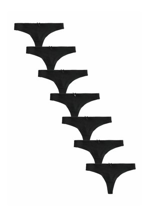 Sechs schwarze Baumwoll-Tangaslips mit kleinen mittigen Schleifen vorne, diagonal auf weißem Hintergrund angeordnet.
