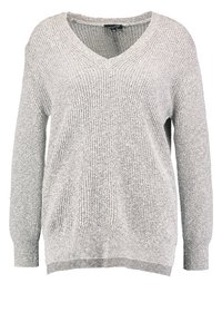 Grauer Strickpullover mit V-Ausschnitt, langen Ärmeln und geripptem Muster. Verfügt über einen lockeren Schnitt und seitliche Schlitze am Saum für mehr Bewegungsfreiheit.