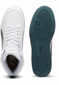 Białe sneakersy z gładką teksturowaną cholewką, zawiązywane, z wyściełanym kołnierzem i gumową podeszwą o geometrycznym wzorze bieżnika.
