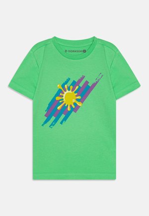 Grön bomullströja med en gul solgrafik med stänk. Designen inkluderar överlappande blå och lila ränder. Klassisk crew neck.