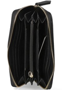 Portafoglio in pelle nera con chiusura a zip e hardware dorato. Presenta diversi slot per carte, un comparto con zip e un'esterno testurizzato.