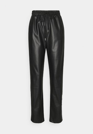 Zwarte leren broek met een elastische tailleband en trekkoord. Beschikt over een recht gesneden pijp en subtiele knoopdetails aan de zijkant.