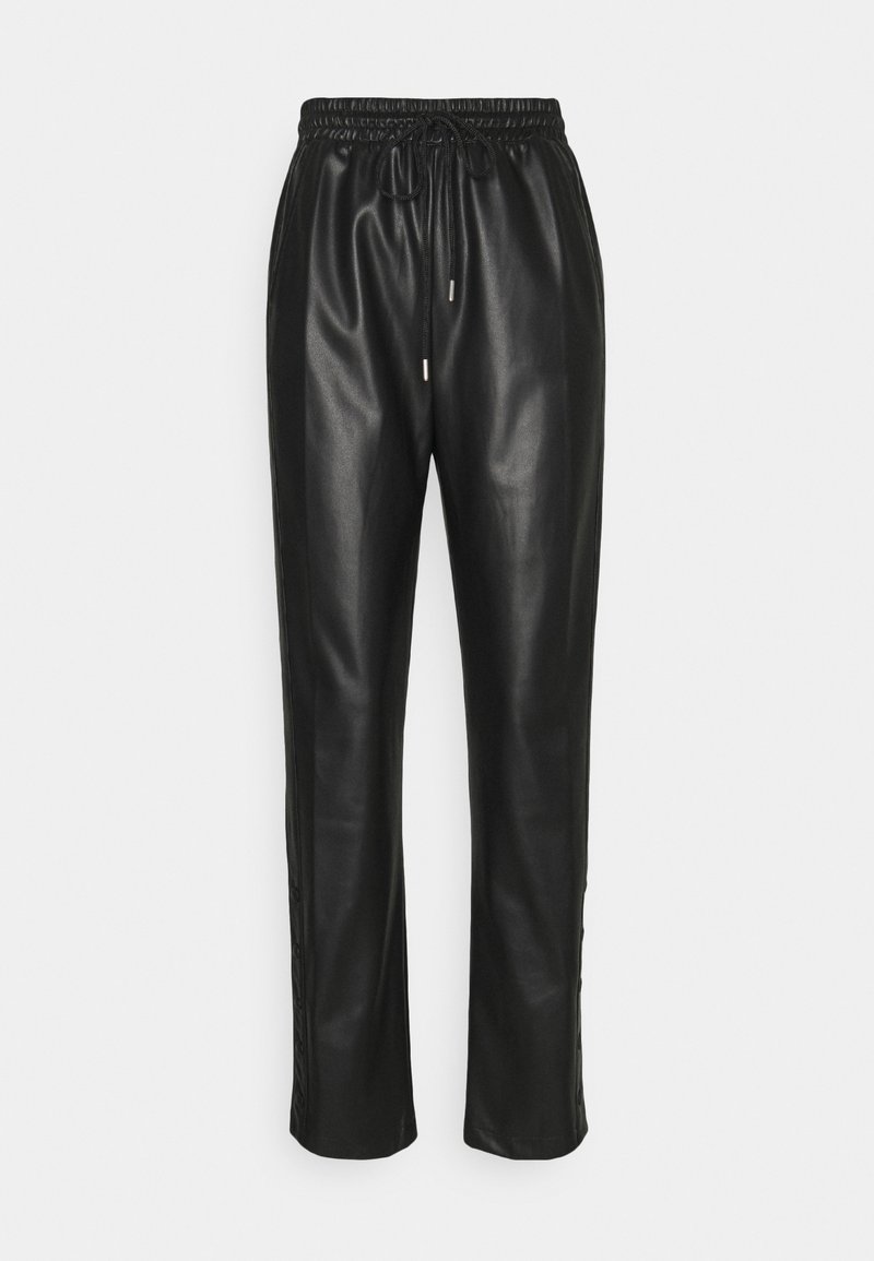 Pantalons en cuir noir avec une taille élastiquée et un cordon de serrage. Comprend une coupe droite et des accents de bouton subtils sur les côtés.