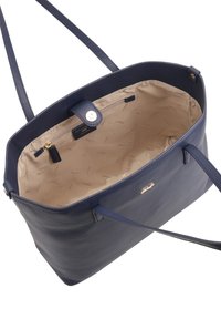Navy leren totebag met twee schouderbanden, een ruime roomkleurige binnenkant en een ritsvak; heeft een drukknoopsluiting en subtiele branding.