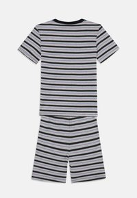 Completo pigiama a righe composto da una maglietta a maniche corte e pantaloni corti. Il materiale è morbido, con uno sfondo grigio e righe in blu navy, nero e colori vari.