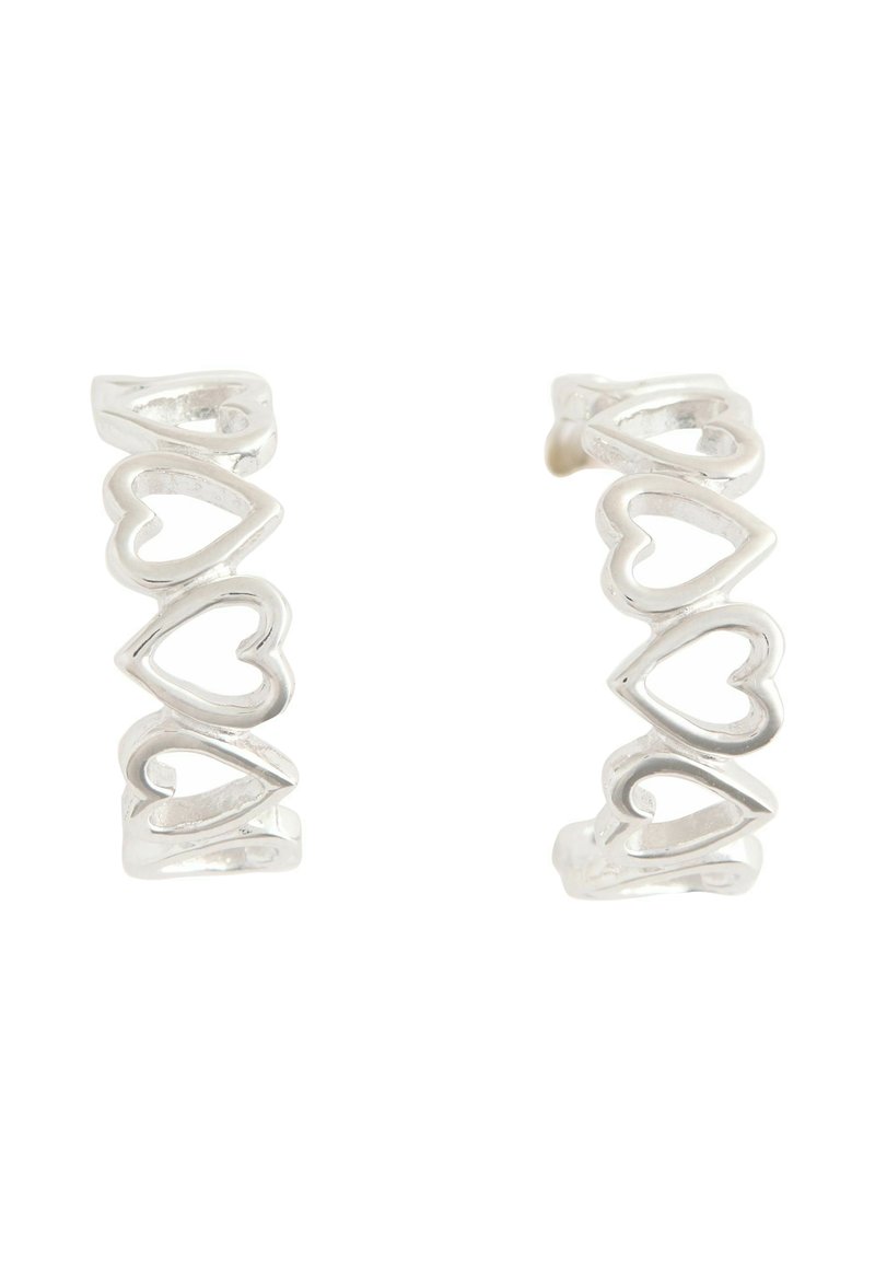 Cercei de tip cerc din argint cu design în formă de inimă, confecționați din metal cu finisaj lustruit. Fiecare cercel are mai multe forme de inimă interconectate.
