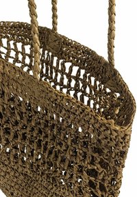 Wykonana z brązowego materiału torba tote z teksturowanym, otwartym wzorem siatki oraz plecionymi uchwytami, charakteryzująca się zorganizowanym kształtem i zaokrąglonym górnym brzegiem.