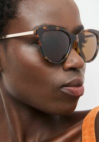 Next POLARISED CAT EYE - REGULAR FIT - Aurinkolasit - brown cream
