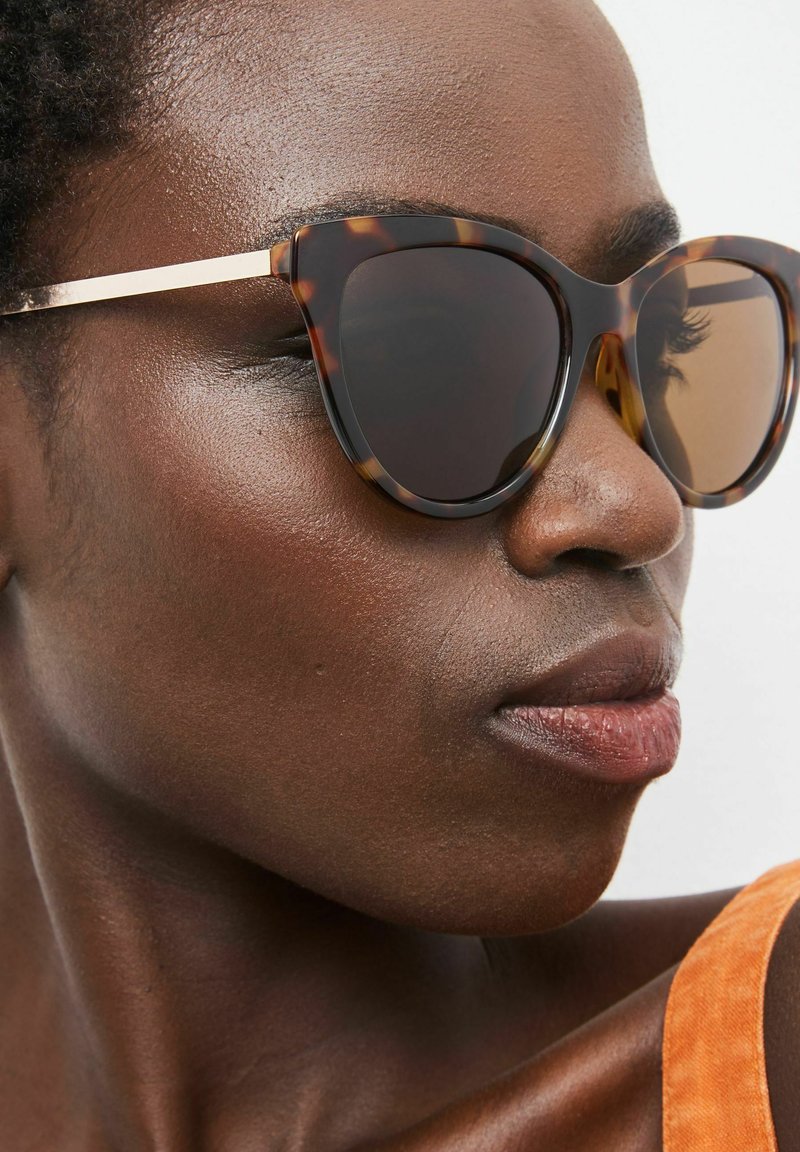 Next POLARISED CAT EYE - REGULAR FIT - Aurinkolasit - brown cream
