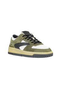 Sneaker basse in camoscio verde e pelle bianca con accenti neri, pannelli testurizzati, lacci tondi e una suola intermedia imbottita di colore crema.