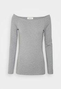 Ljusgrå, långärmad, off-the-shoulder damtopp med en figursydd silhuett och en Modström-etikett inuti halsringningen.