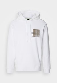 Hoodie blanc en tissu doux avec une poche kangourou à l'avant. Présente un graphique carré texturé avec "BOSS" et des accents à motifs sur la gauche.