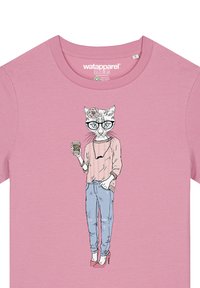 Roze katoenen T-shirt met een cartoonkat in een bril die een koffiekop vasthoudt, gekleed in een gebreide trui en jeans met hoge hakken.