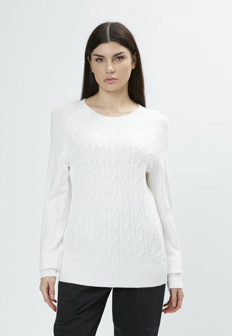 Weißer Kabelstrickpullover mit geripptem Halsausschnitt und Bündchen. Verfügt über eine lockere Passform und ein strukturiertes Muster.