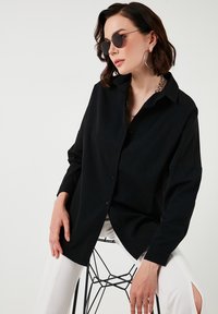 LELA Užsagstoma palaidinė - black