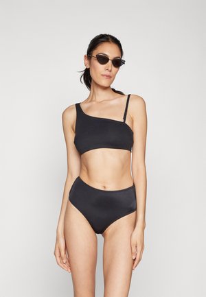 Conjunto de bikini preto com um top de um ombro só e calções de cintura alta, feito de um tecido suave com costuras mínimas e um design elegante.
