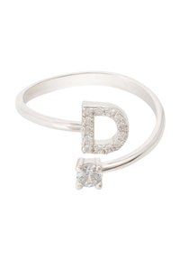 Anillo de plata con una 'D' mayúscula decorada con piedras preciosas transparentes y una piedra central brillante, con una banda delgada y lisa.