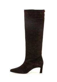 Bota de ante marrón oscuro hasta la rodilla con puntera puntiaguda y un tacón bajo. Presenta una textura suave y una cremallera en la parte superior.