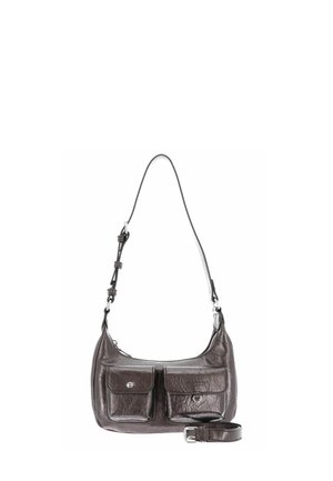 Sac à main en cuir marron avec deux poches avant, une bandoulière amovible et une texture lisse. Design incurvé et détails de couture subtils.