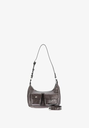 Sac à main en cuir marron avec deux poches avant, une bandoulière amovible et une texture lisse. Design incurvé et détails de couture subtils.